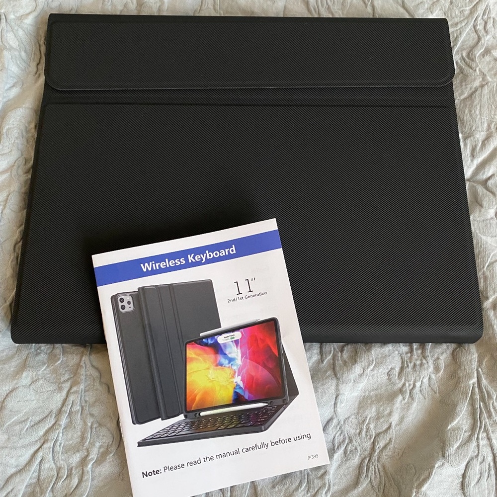 Wireless iPad case with keyboard